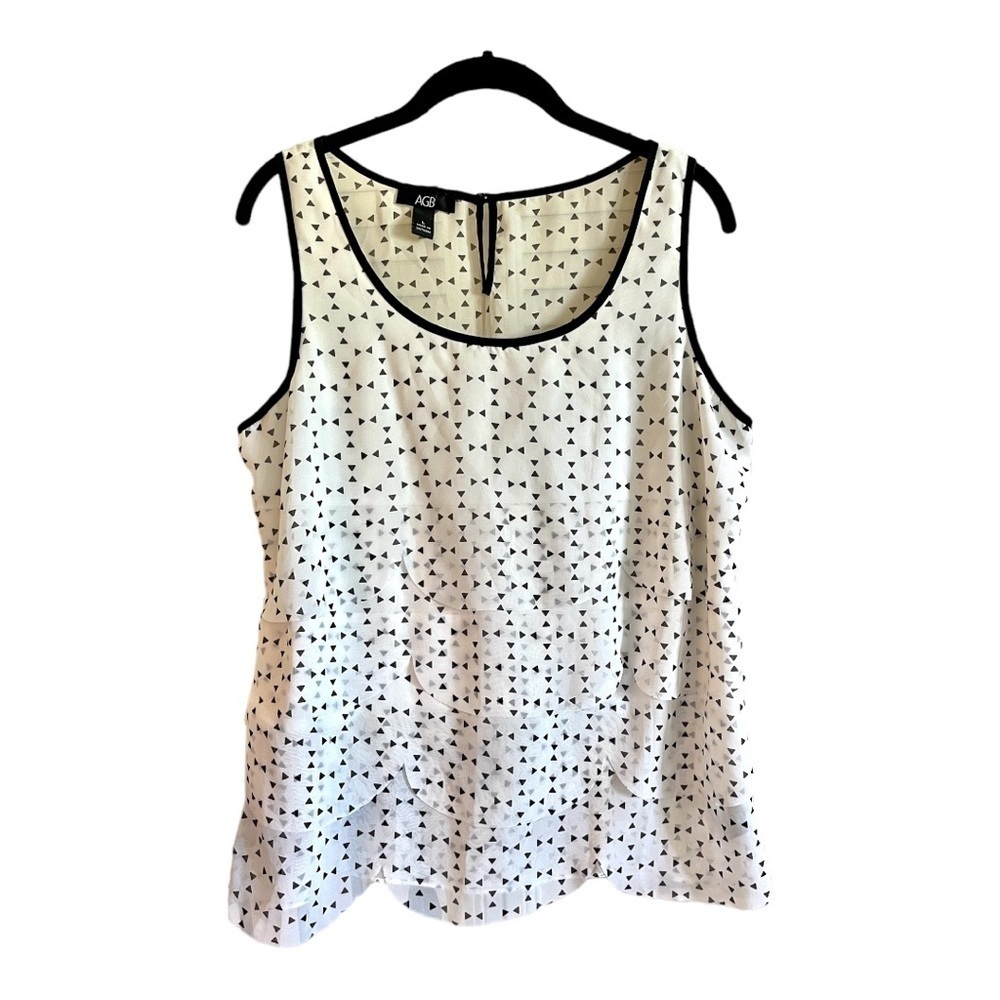 AGB, NWOT, CLASSIC WOMENS WHITE SHELL TOP WITH BLACK PRINT DESIGN. SIZE L